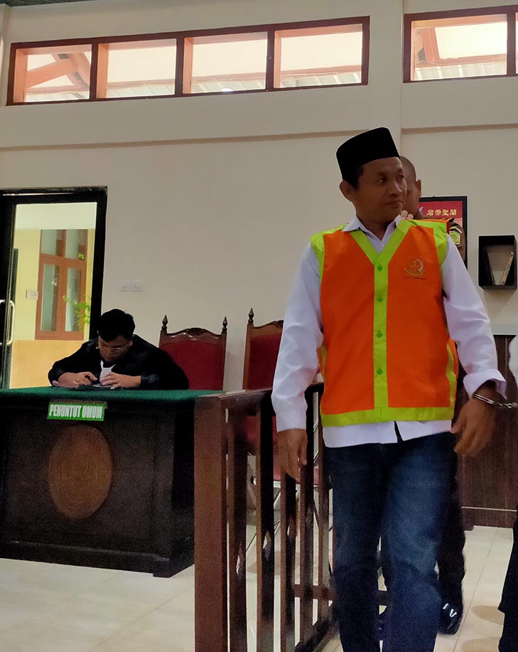 DIVONIS SEBELAS TAHUN: Iswandi di Pengadilan Negeri Lamongan. Dia dinyatakan terbukti mengedarkan sabu &ndash; sabu. (IST/RDR.LMG)