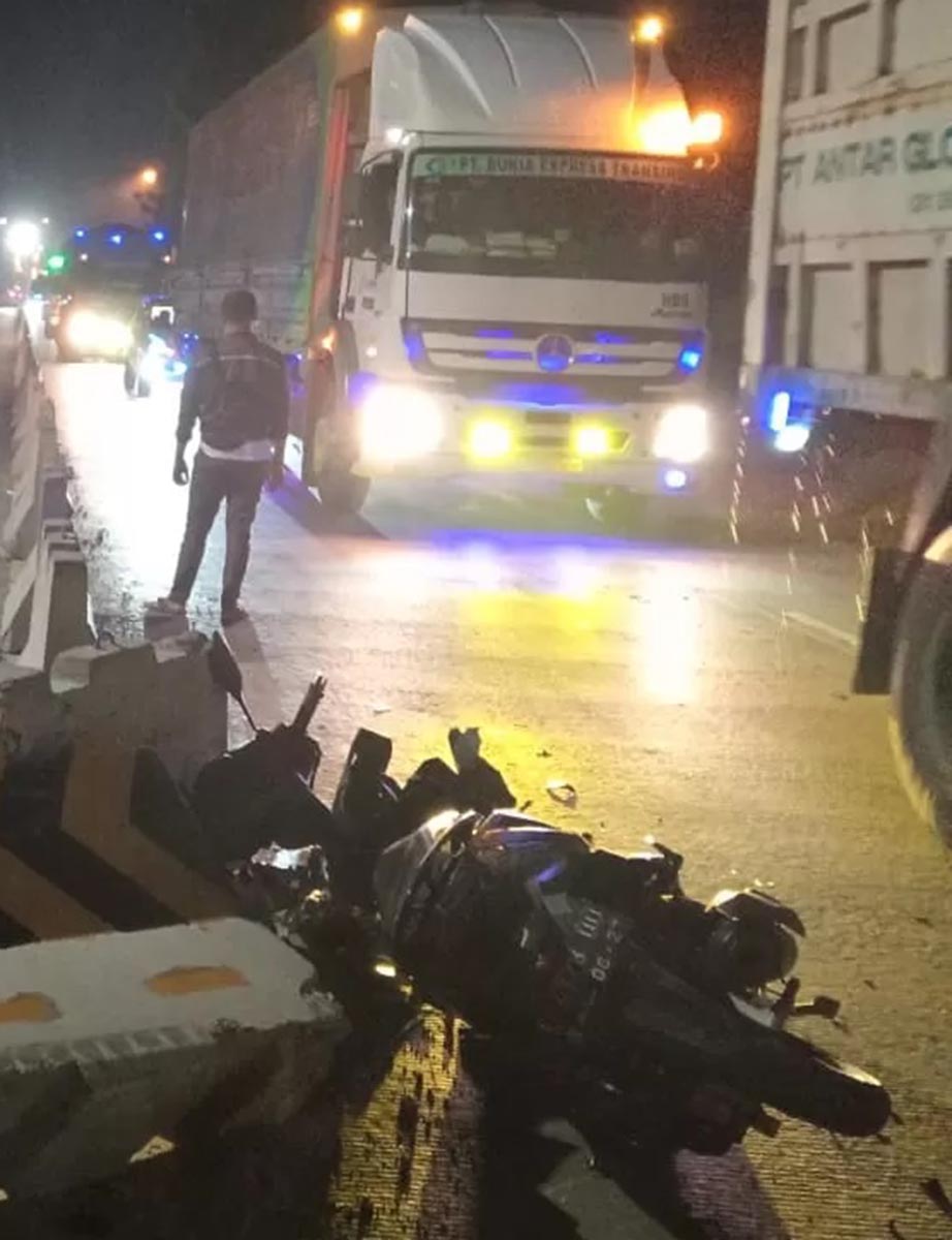 RINGSEK; Kondisi sepeda motor korban hancur usai terseret truk dan menabrak pembatas jalan di Jalan Raya Desa Setrohadi, Kecamatan Duduksampeyan, Gresik. (Radar Gresik)