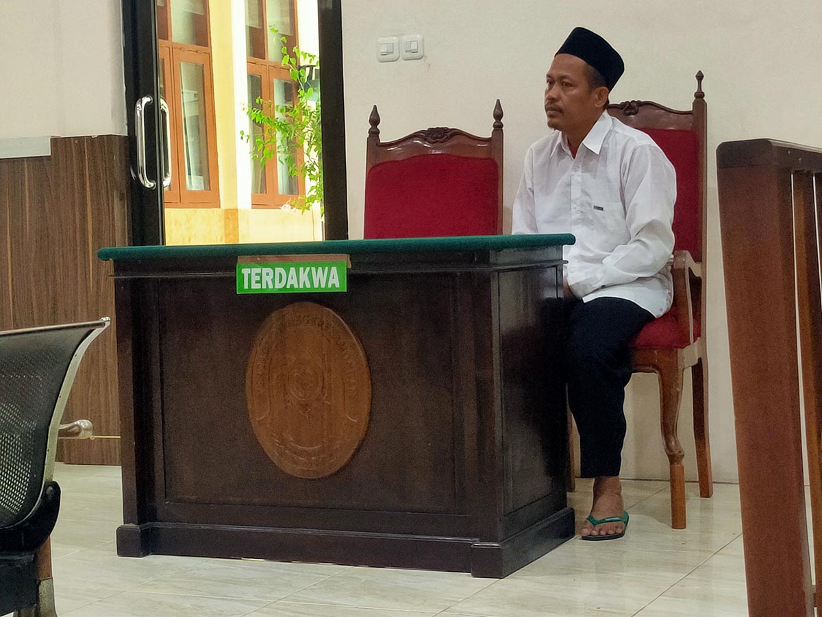DIVONIS DUA TAHUN: Mohammad Imron menerima vonis dua tahun perkara penggelapan mobil. (IST/RDR.LMG)