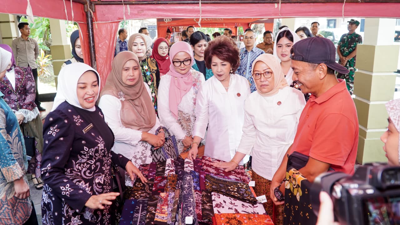 POTENSI LOKAL: Tenun ikat Parengan Lamongan jadi rujukan PKW Nasional. (Humas Kominfo/Radar Lamongan)