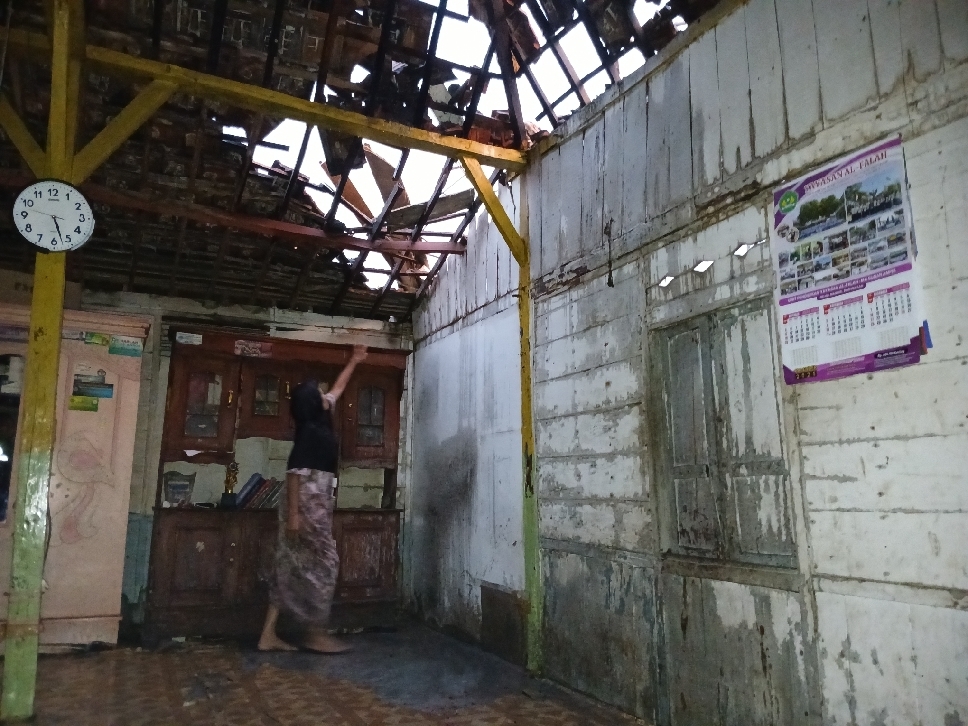 Beberapa Rumah di Dusun Menaor Desa Banjarejo Kecamatan Sukodadi mengalami kerusakan akibat cuaca ekstrem, Rabu (8/10) sore.