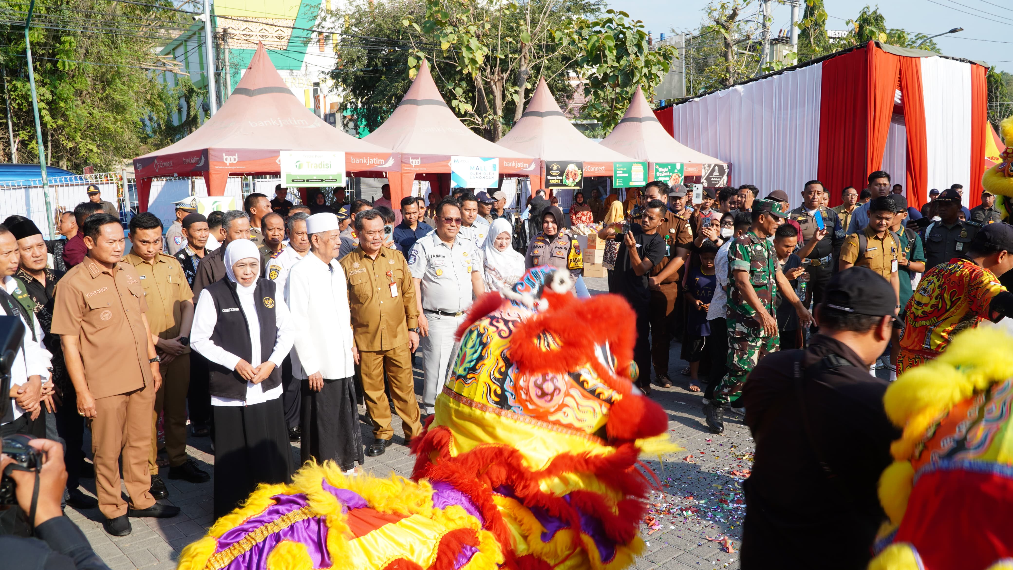 KEJUTAN: Gubernur Jawa Timur Khofifah Indar Parawansa disambut dengan barongsai saat peresmian bus Trans Jatim koridor VII.