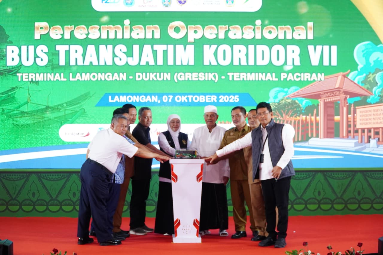 SUKSES: Gubernur Jawa Timur Khofifah Indar Parawansa bersama Bupati Lamongan Yuhronur Efendi melakukan peresmian bus Trans Jatim koridor VII.