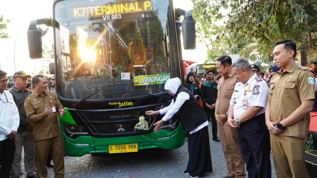 SELAMAT: Pemecahan kendil, oleh Gubernur Jawa Timur Khofifah Indar Parawansa untuk penanda bus Trans Jatim koridor VII.