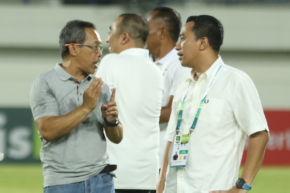 Aji Santoso berdiskusi dengan CEO Persela, Fariz Julinar Maurisal di Stadion Surajaya Lamongan.