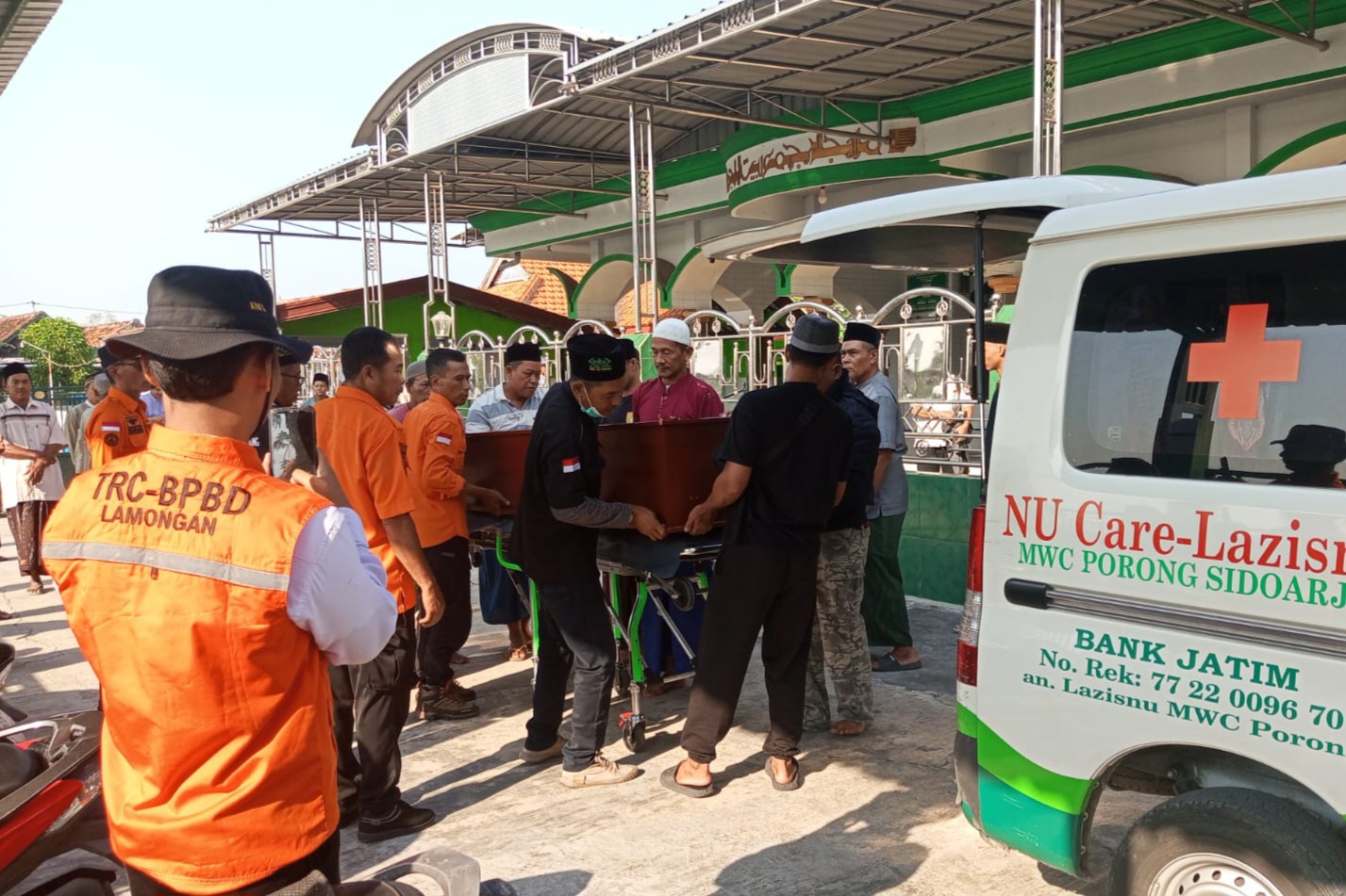 Petugas dan warga mengangkat peti jenazah santri korban ambruknya Ponpes Al Khoziny Sidoarjo saat tiba di masjid desa sebelum dimakamkan di pemakaman umum Desa Wangen Dusun Wukir.