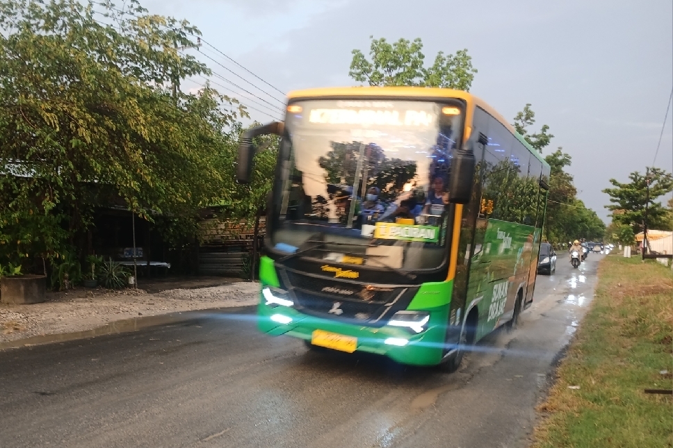 Bus Trans Jatim melintas di Jalan Made - Plembon, Rabu (8/10).
