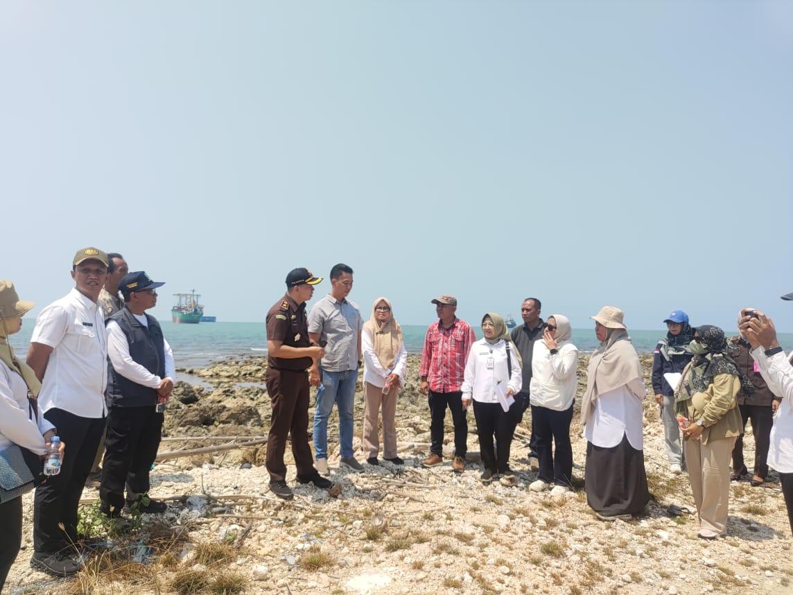 Penyidik Kejari Lamongan meninjau lokasi sebagai penjualan tanah Negara di Desa Sidokelar.