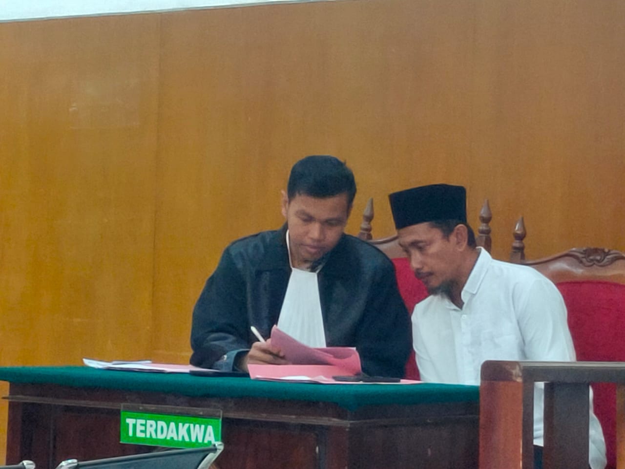Terdakwa kepemilikan sabu-sabu (SS), Evik Elfatoni, 43, saat menjalani sidang di PN Lamongan.&nbsp;