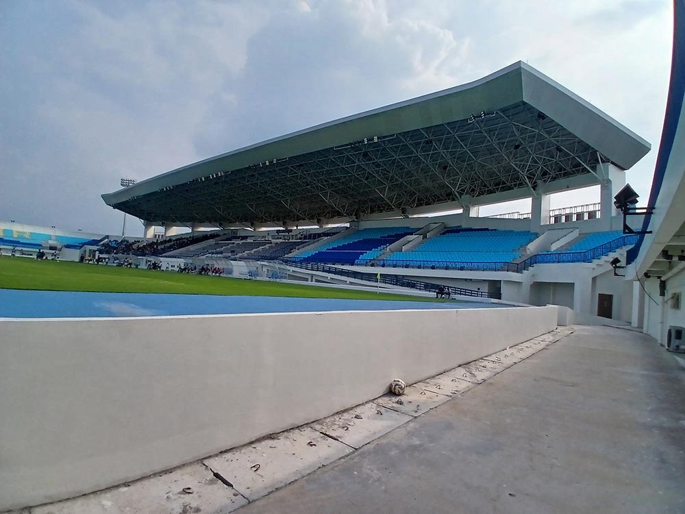 SEWA SEBAGIAN PERALATAN: Stadion Surajaya Lamongan  masih menggunakan jasa sewa untuk operasional karena sejumlah piranti mesin genset dicuri. (ANJAR DWI PRADIPTA/RDR.LMG)