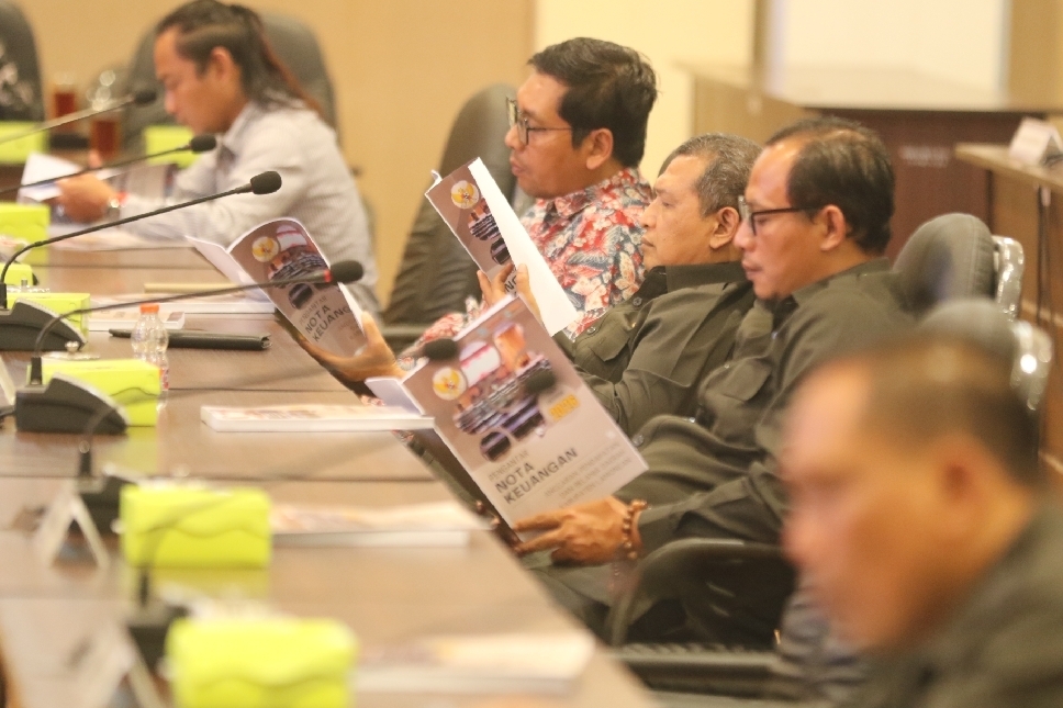 Anggota DPRD Lamongan saat mengikuti rapat Paripurna penyampaian nota keuangan APBD 2026 oleh Bupati Lamonganm