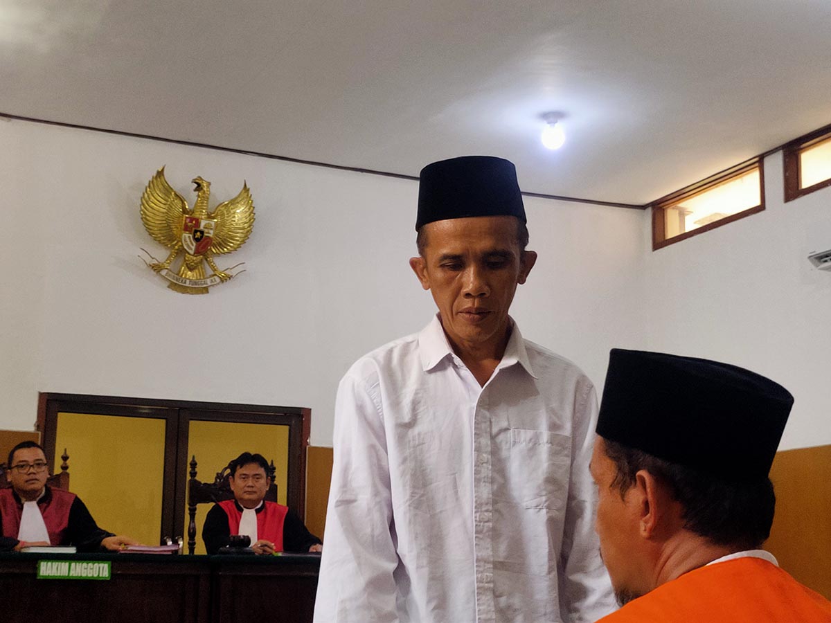 DIVONIS TIGA TAHUN: Suroto, 47, asal Desa Tambakploso, Kecamatan Turi, setelah menerima vonis dari majelis hakim PN Lamongan.  (IST/RDR.LMG)