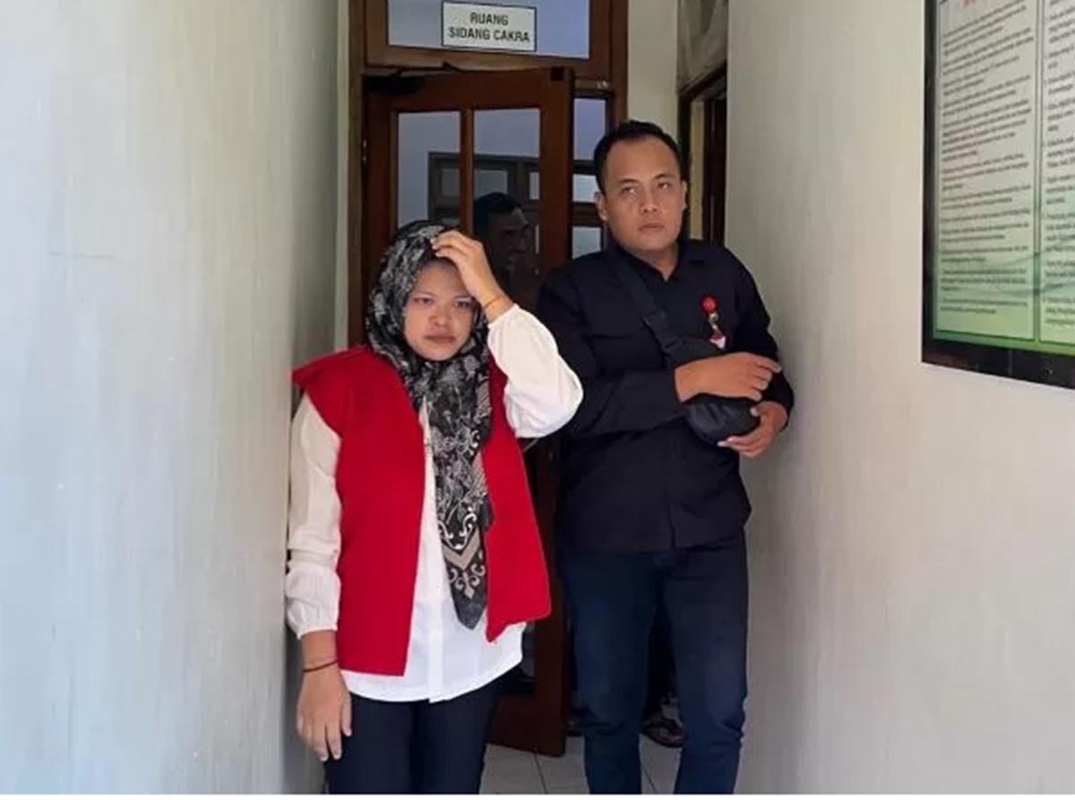 Minta KERINGANAN: Shinta Zuwita Sari, terdakwa tindak pidana perdagangan orang usai menjalani sidang di Pengadilan Negeri Mojokerto. (farisma/jprm)