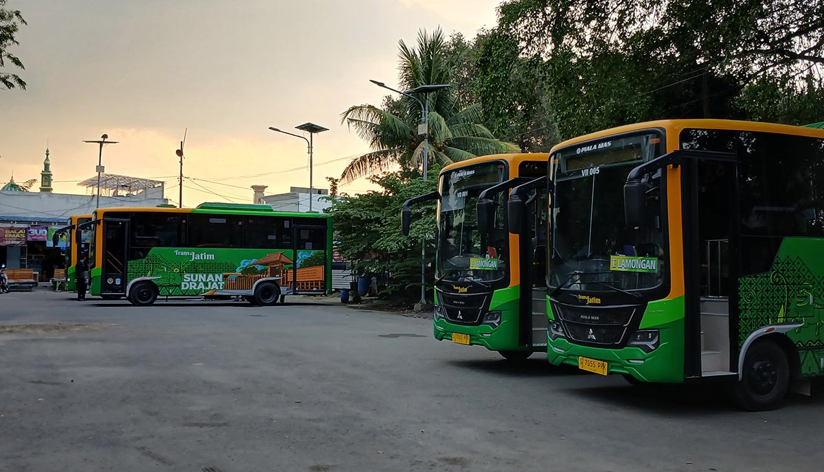 MASIH GRATIS: Bus &ndash; bus Trans Jatim Koridor VII yang diparkir di Terminal Lamongan bagian selatan, menunggu giliran berangkat ke Paciran. (ANJAR DWI PRADIPTA/RDR.LMG)
