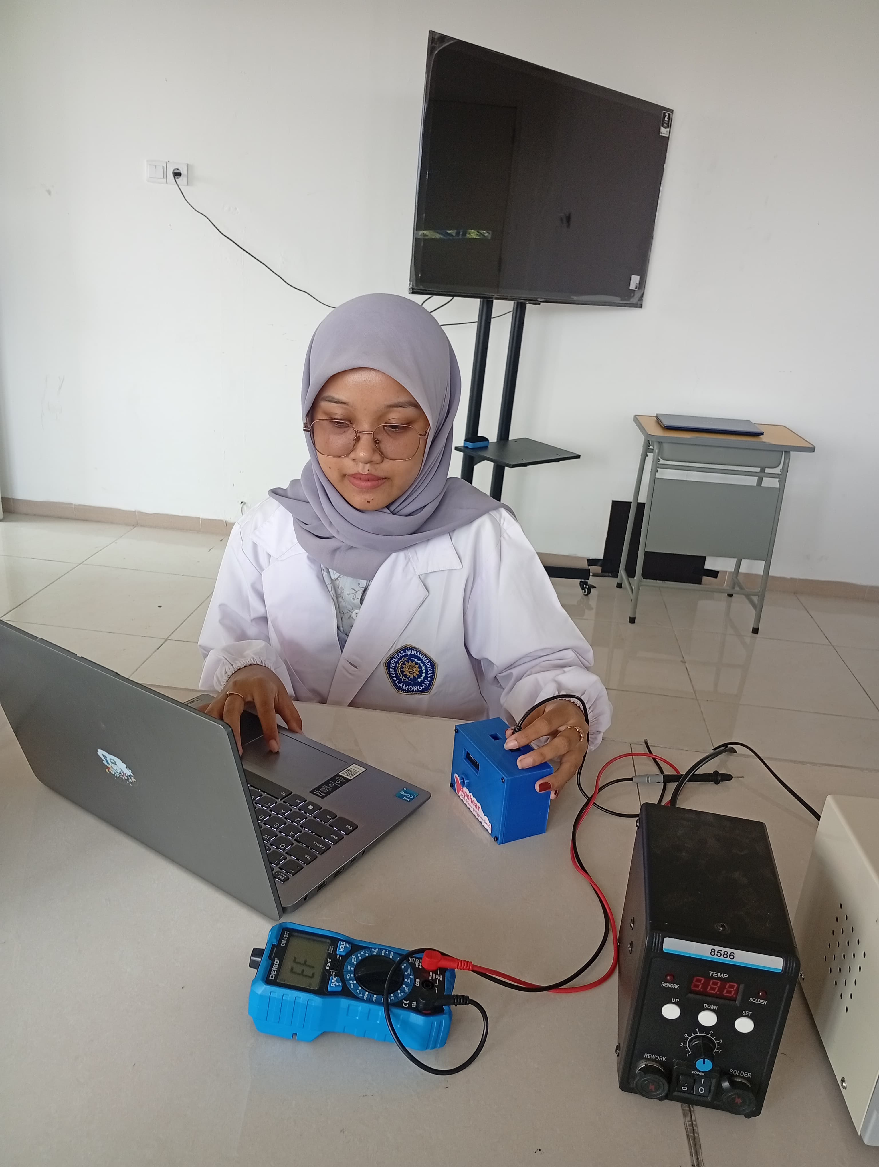 KARYA INOVASI MAHASISWA :  Rohmatul Badiyah, Mahasiswi Fisika UMLA, saat menguji alat deteksi gangguan bipolar yang mengantarkannya meraih penghargaan inovasi terbaik 2025.