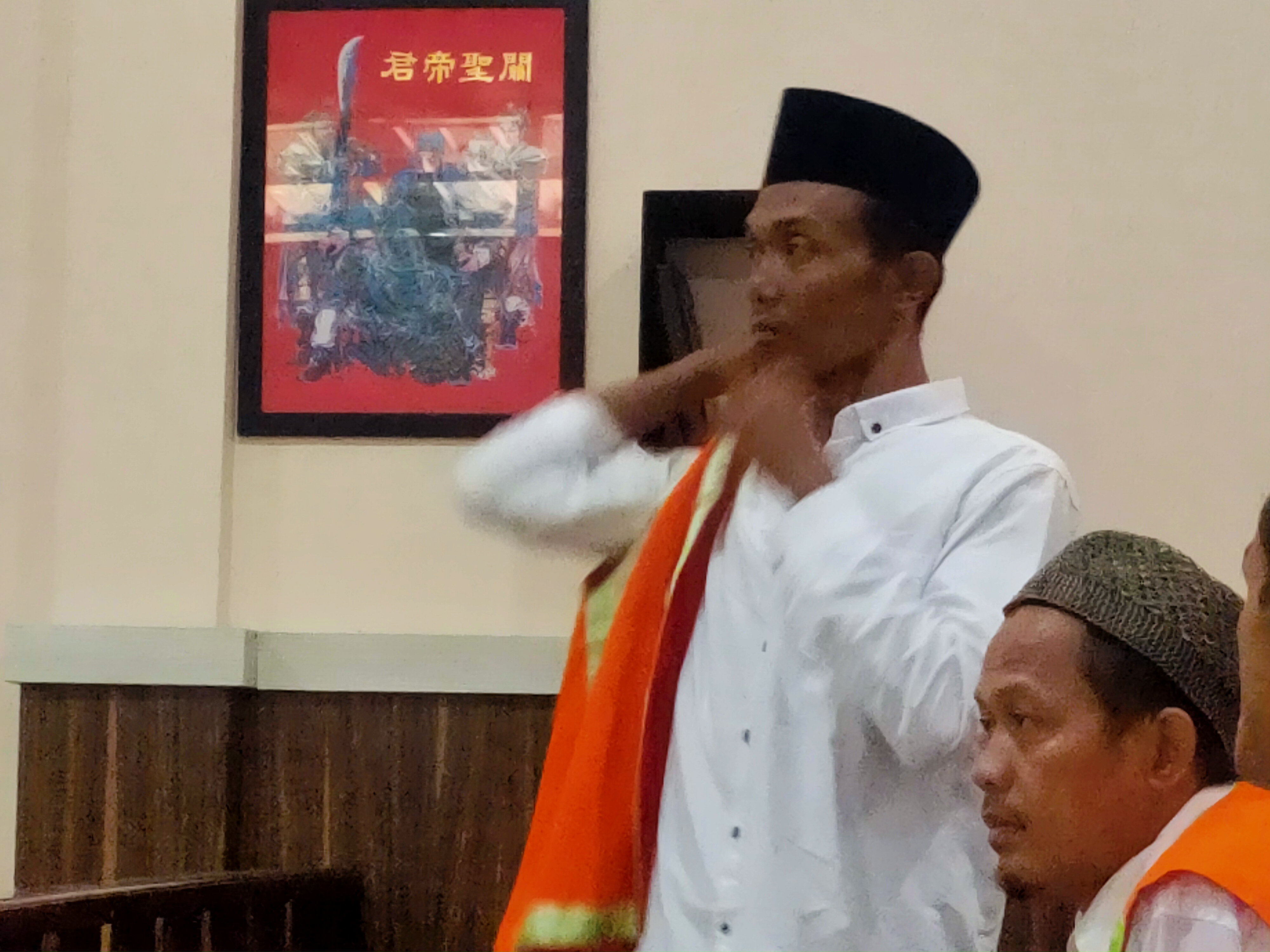 PIKIR - PIKIR: Hadi Sucipto mengenakan rompi yang diberikan kepadanya. Dia divonis majelis hakim hukuman enam tahun penjara karena menjual sabu. (Istimewa)