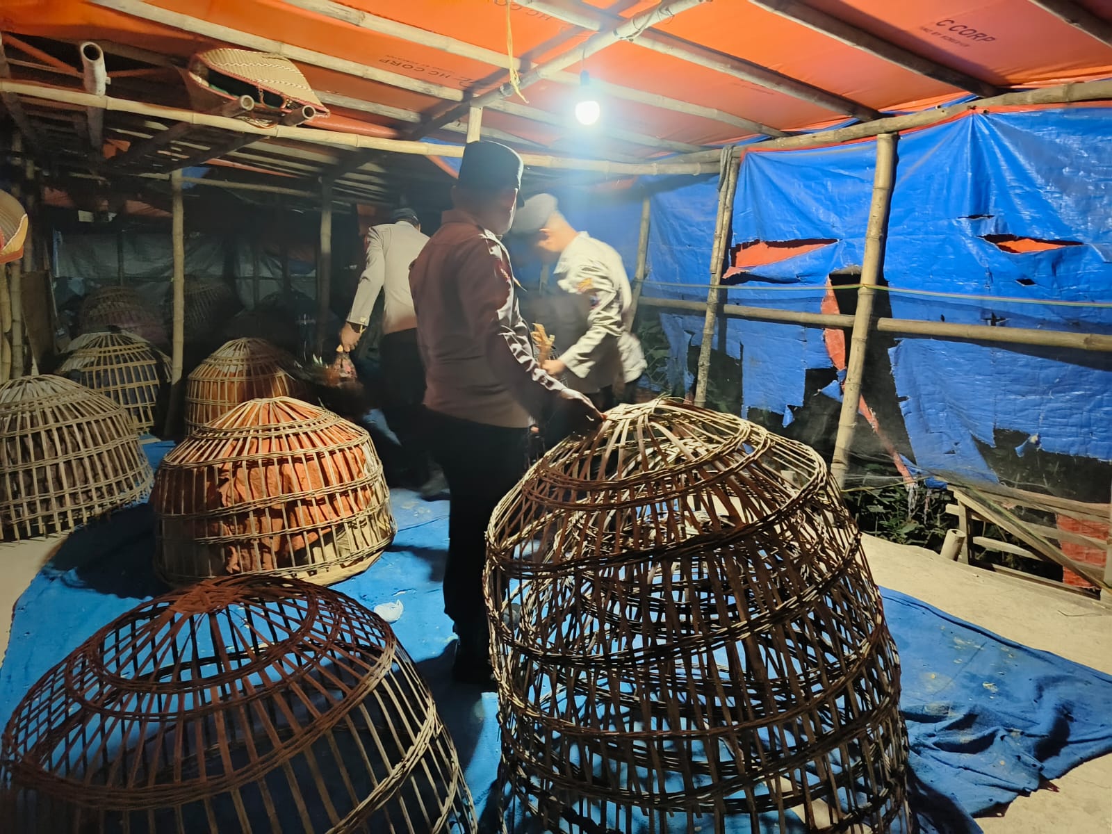 Petugas dari Polsek Pucuk menggrebek praktek sabung ayam di sekitar Desa Padenganploso.