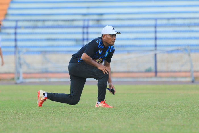 TUGAS TIDAK RINGAN: Ragil Sudirman menggantikan posisi pelatih Aji Santoso yang berpisah dengan Persela. Dia bakal memimpin Persela saat away ke kandang Persiba. (Dok/Radar Lamongan)