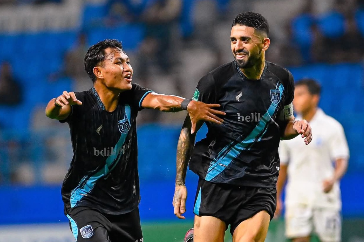 Jonathan Bustos berselebrasi usai mencetak gol ke gawan Persiba Balikpapan.
