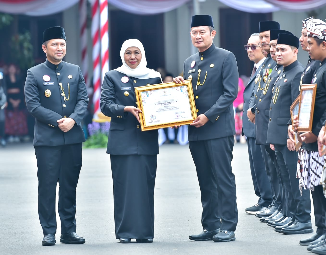Bupati Lamongan, Yuhronur Efendi menerima penghargaan juara satu penamaan rupa bumi tingkat Jatim, yang diserahkan Gubernur Jatim, Khofifah Indar Parawansa.