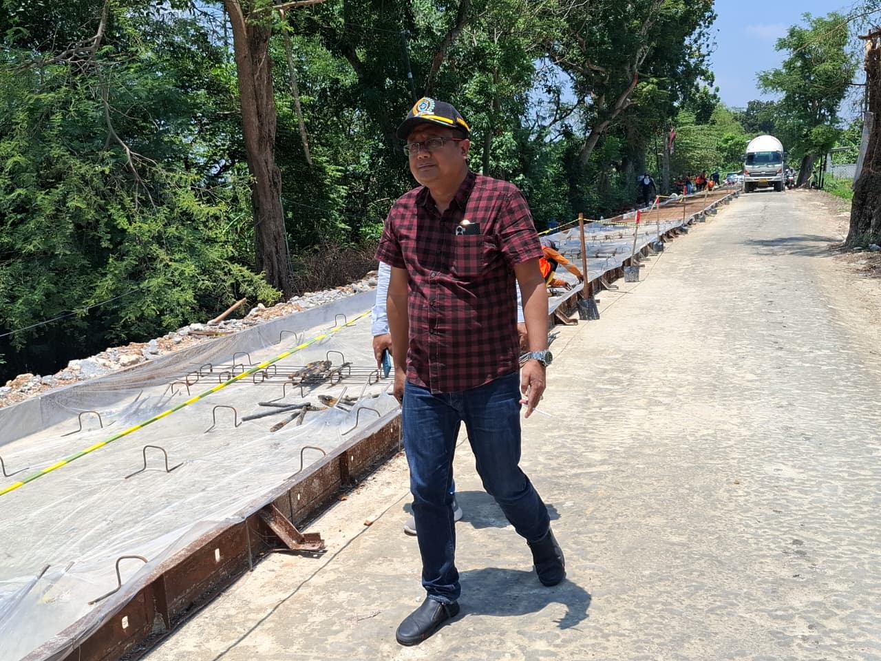 Ketua DPRD Lamongan, M. Freddy Wahyudi saat melakukan sidak pembangunan jalan.