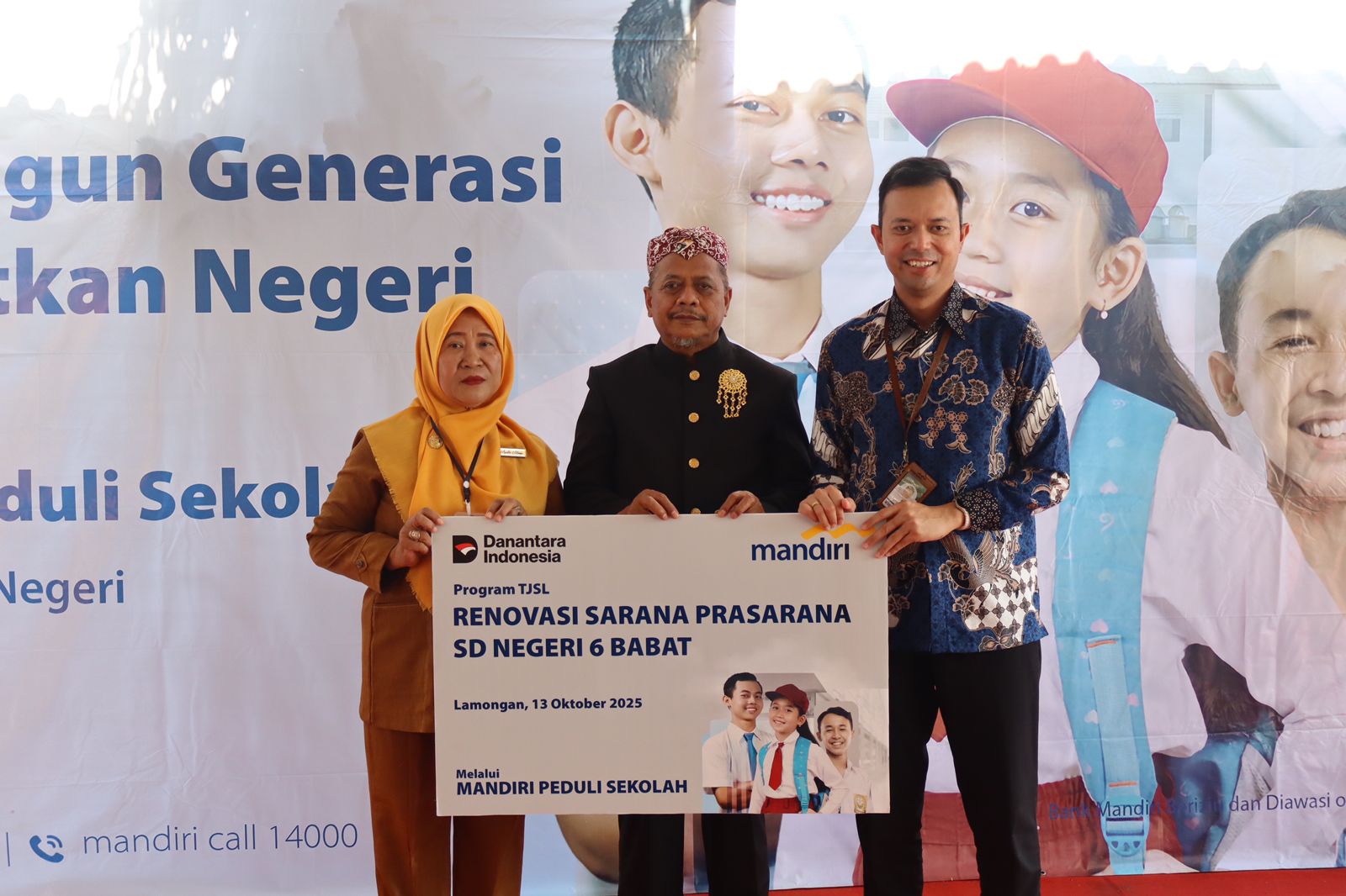 Serah terima secara simbolis oleh Vice President Bank Mandiri Area Gresik, Rizky David Paulus kepada Kepala SDN 6 Babat, Agustina, dan Kepala Dinas Pendidikan Kabupaten Lamongan, Drs. Sodikin M.Pd