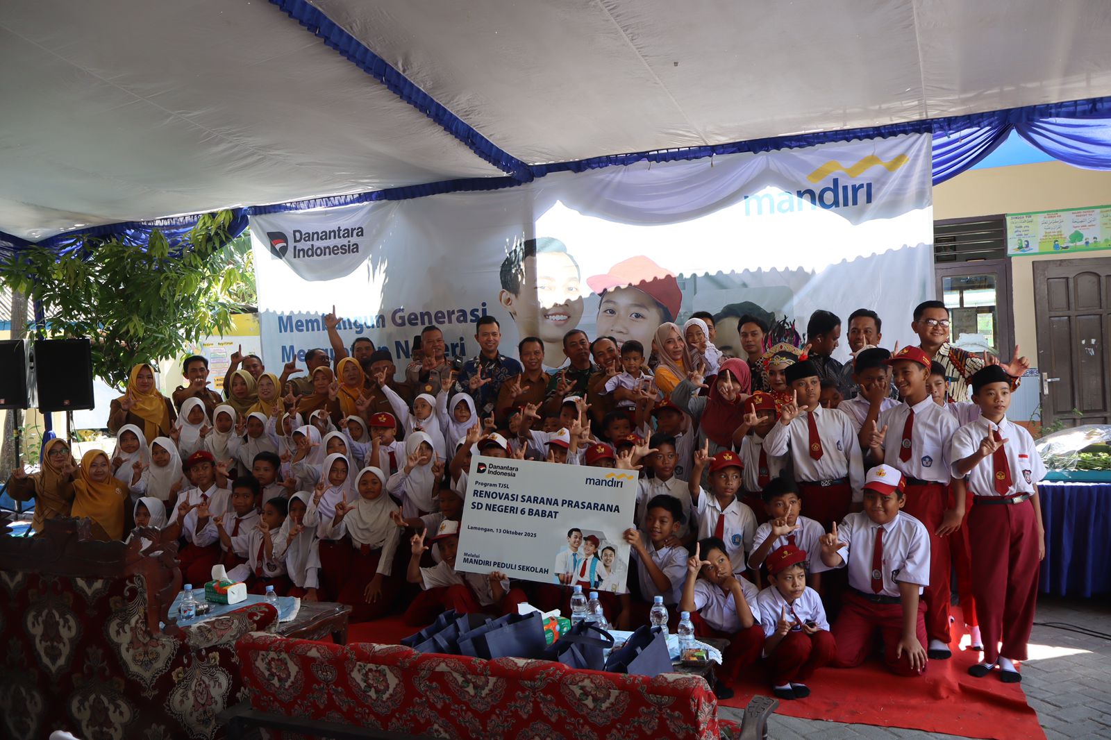 KEBERSAMAAN: Foto bersama Vice President Bank Mandiri Area Gresik, Rizky David Paulus bersama siswa-siswi SDN 6 Babat.