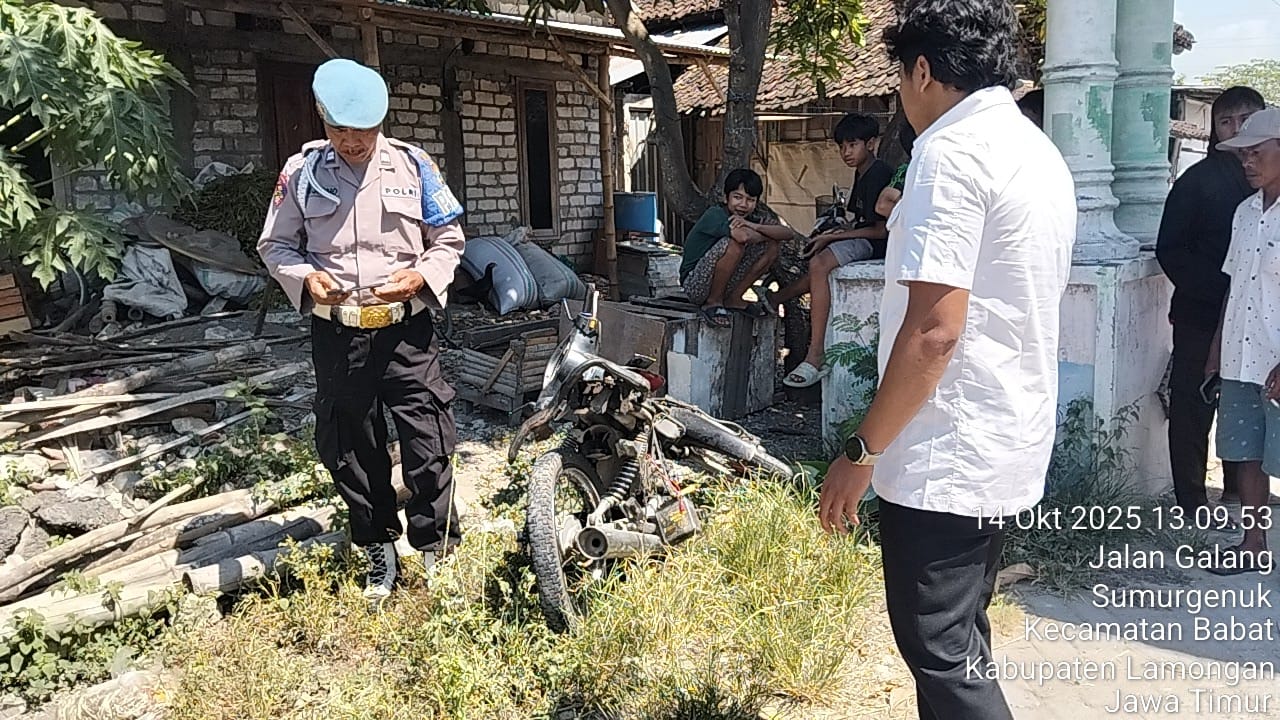 Sepeda motor milik pengendara yang nekat terobos palang pintu kereta di Desa Sumurgenuk Babat Ringsek.