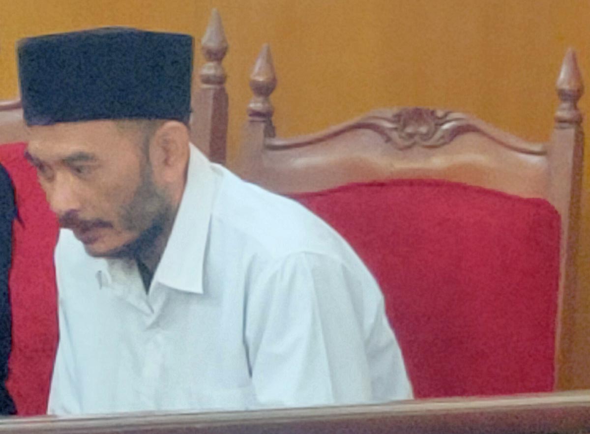 DITUNTUT 9,5 TAHUN PENJARA: Heri Darwanto menjalani sidang di Pengadilan Negeri Lamongan karena terjerat kasus sabu &ndash; sabu. (IST/RDR.LMG)