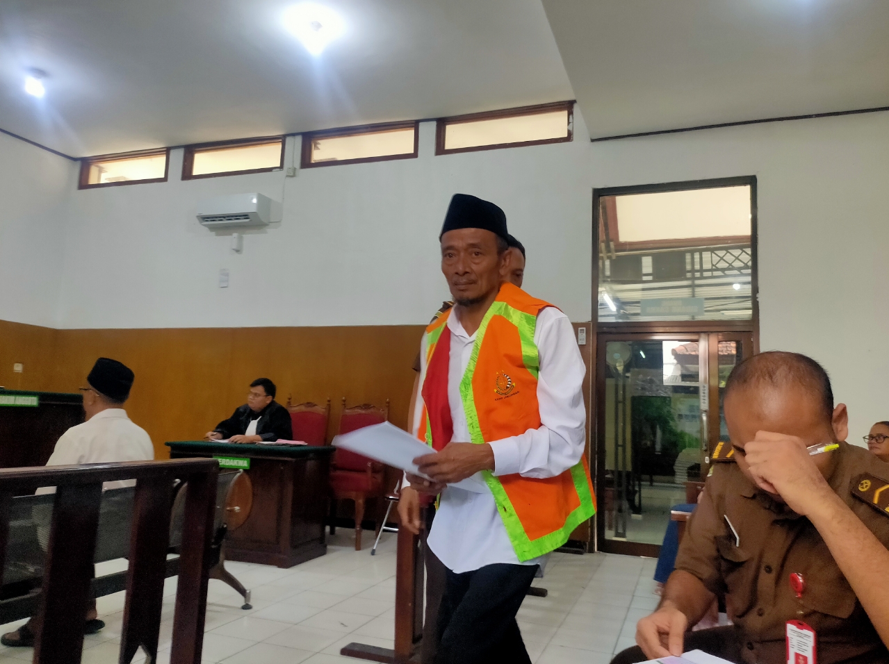 Terdakwa pencurian kayu hutan, Mulasto saat menjalani sidang di PN Lamongan.