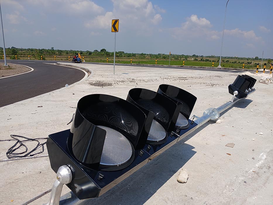 MULAI PEMASANGAN: Alat kelengkapan traffic light yang siap dipasang di titik terakhir pada jalan lingkar utara Lamongan. (ANJAR DWI PRADIPTA/RDR.LMG)