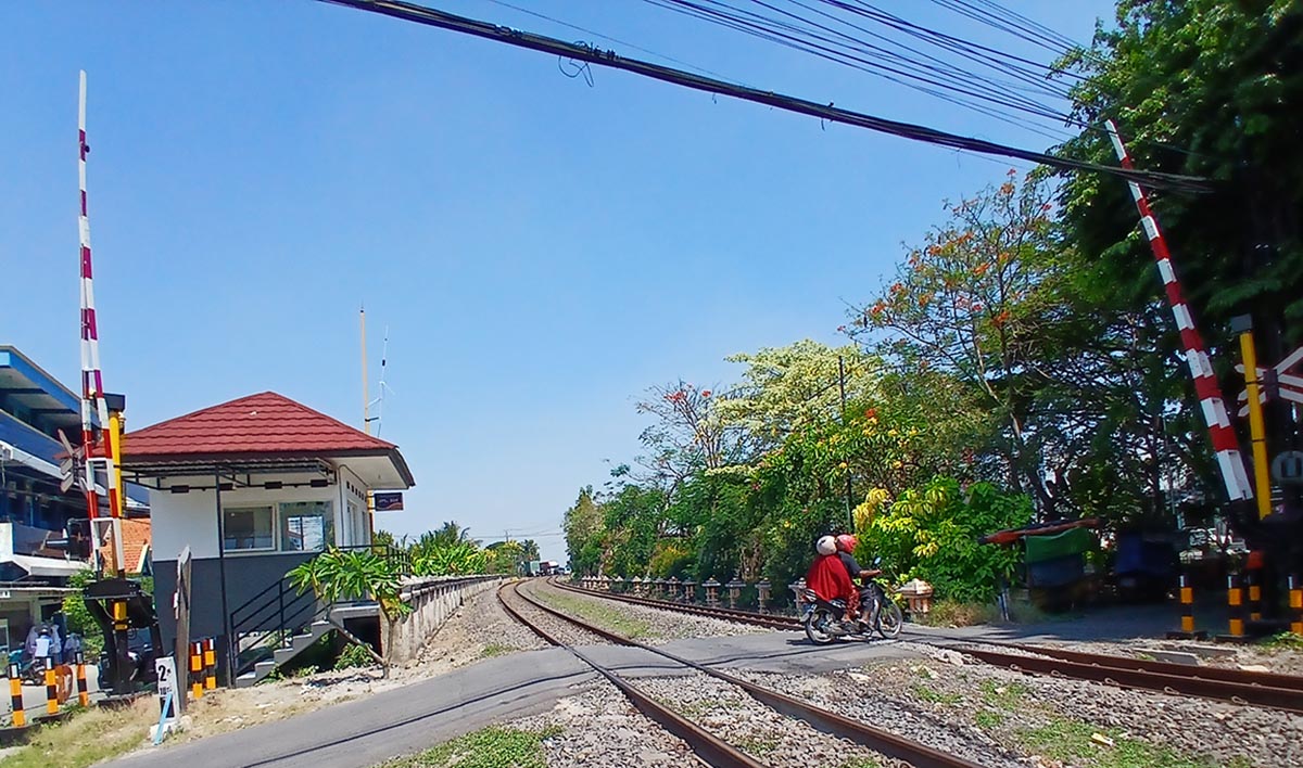 SUDAH TERPASANG: Perlintasan kereta api yang sudah ada palang pintunya. (ANJAR DWI PRADIPTA/RDR.LMG)