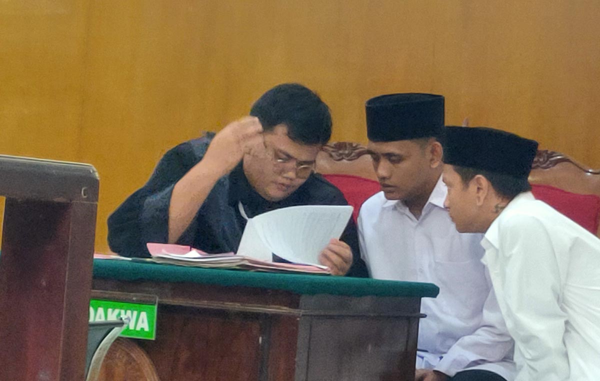 BERUNDING: Anggi Roykandi dan Mokhammad Nafik Udin bersama penasihat hukumnya di Pengadilan Negeri Lamongan. (IST/RDR.LMG)