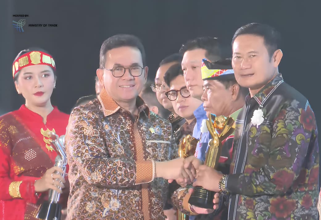 BERPRESTASI: Bupati Yes saat menerima penghargaan Primaniyarta dari Kementerian Perdagangan.