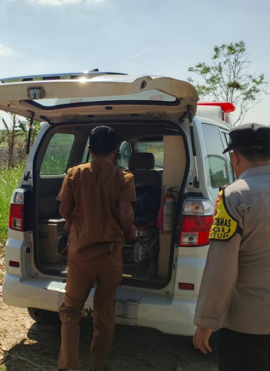 DATANGI LOKASI KEJADIAN: Ambulans yang datang untuk mengangkut tubuh manula yang terbakar di lahan tebu. (IST/RDR.LMG)