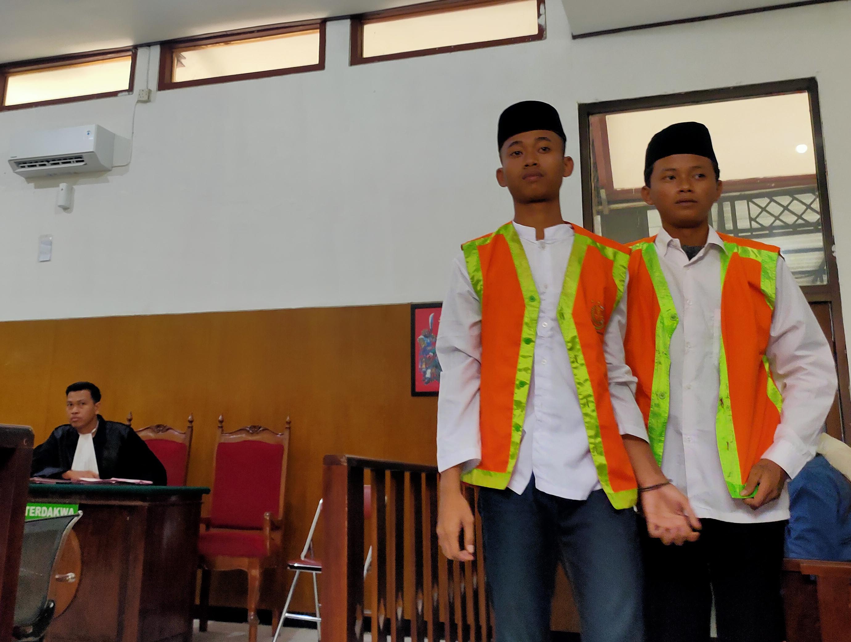 DITUNTUT 12 TAHUN: Rahmat Wahyudi dan Diaz Putra Pratama menjalani persidangan di Pengadilan Negeri Lamongan karena pembacokan yang berujung kematian. (IST/RDR.LMG)