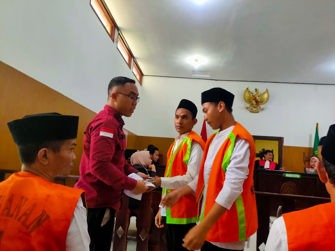 Dua terdakwa kasus jual-beli ganja asal Desa Mojosari, Kecamatan Mantup saat menjalani sidang pembacaan putusan di PN Lamongan.