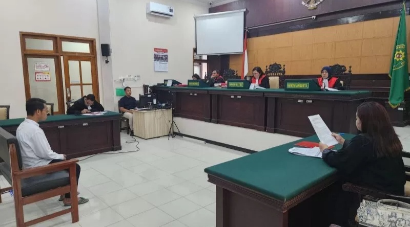 PERDAGANGAN ORANG: Waiters tempat karaoke yang terjerat kasus TPPO, Andi Febrianto saat menjalani sidang putusan di Pengadilan Negeri Mojokerto kemarin. (farisma/jprm)