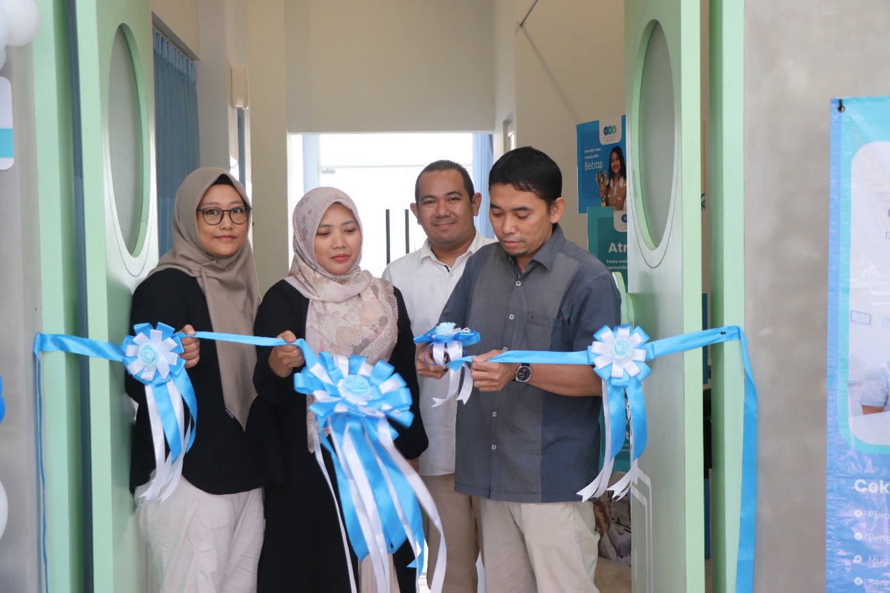 Kadiv Pemasaran KMU Dian Heri meresmikan Layanan Myopia Control untuk cegah mata minus anak & remaja, kini hadir di seluruh cabang KMU : Lamongan, Gresik, Sidoarjo, Bangkalan, dan Trengggalek
