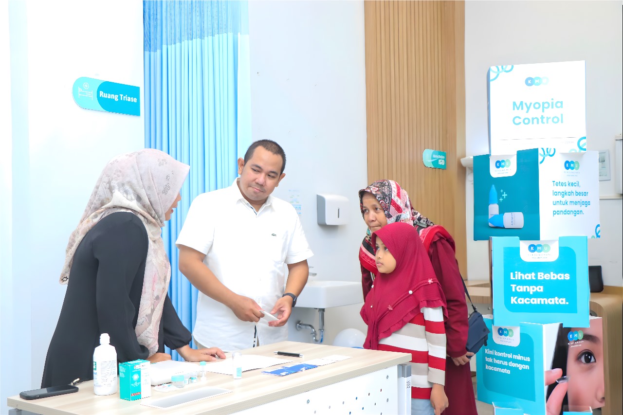 MYOPIA Control: Raditya (RO RS Mata) didampingi Kadiv Pelayanan Medis RS Mata KMU Alifa Tanti, saat menunjukkan salah satu terapi di Myopia Control kepada salah satu pasien.