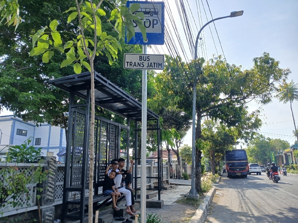 Sejumlah penumpang menunggu bus Trans Jatim di halte depan SCL.