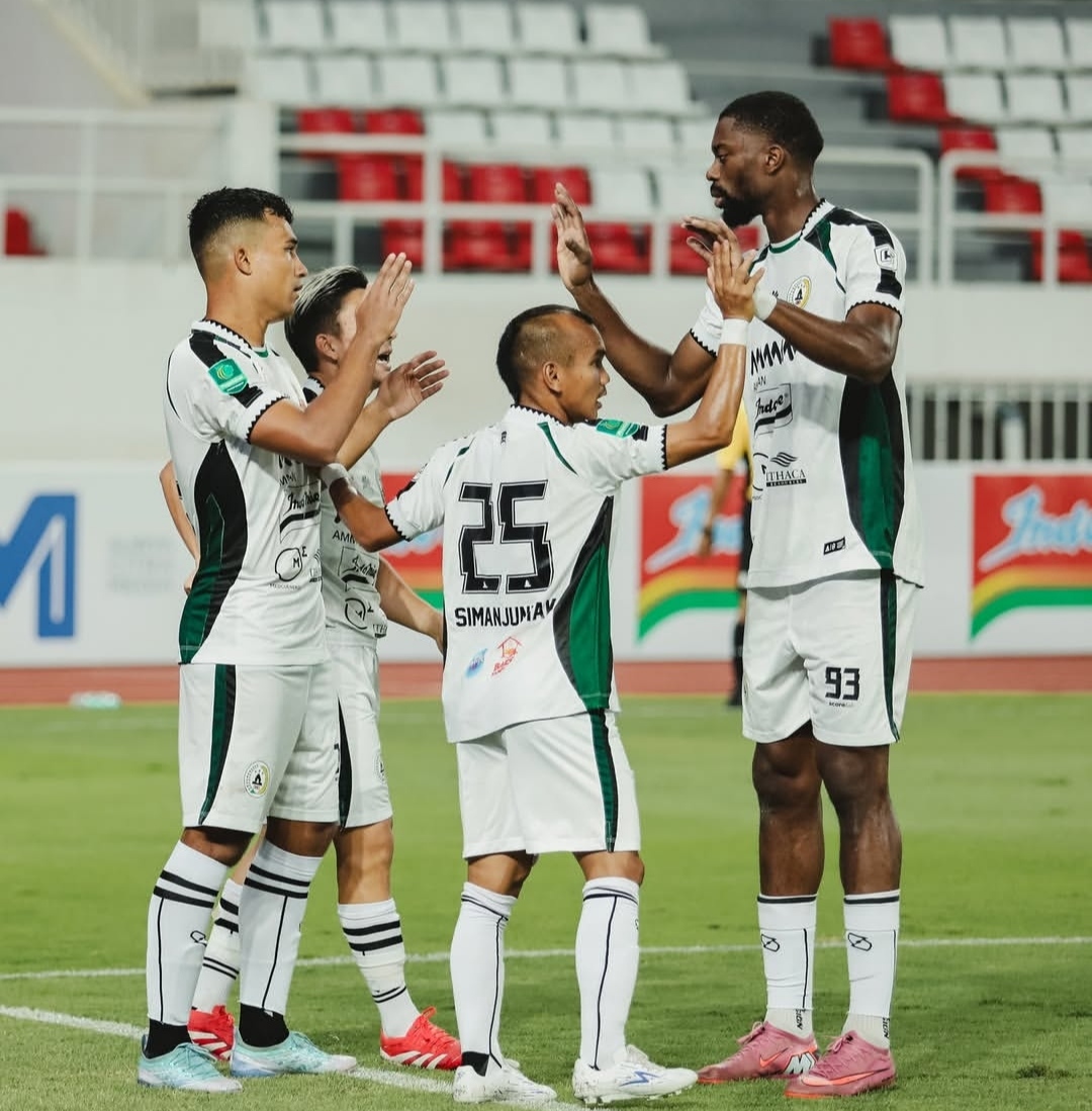 MENANG LAGI: Pemain PSS Sleman merayakan kemenangan atas PSIS Semarang di Stadion Jatidiri Semarang, sekaligus menjadi kemenangan ke 6 secara beruntun. (Instagram PSS Sleman)