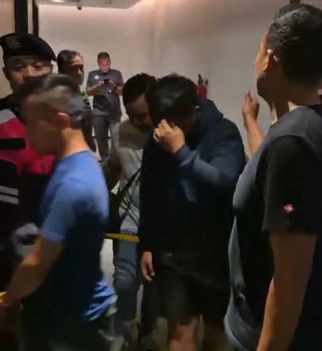 GEREBEK: Sebanyak 34 pria diamankan Polrestabes Surabaya di kamar hotel kawasan Ngagel, Surabaya, saat pesta gay. (IST/RADAR SURABAYA)