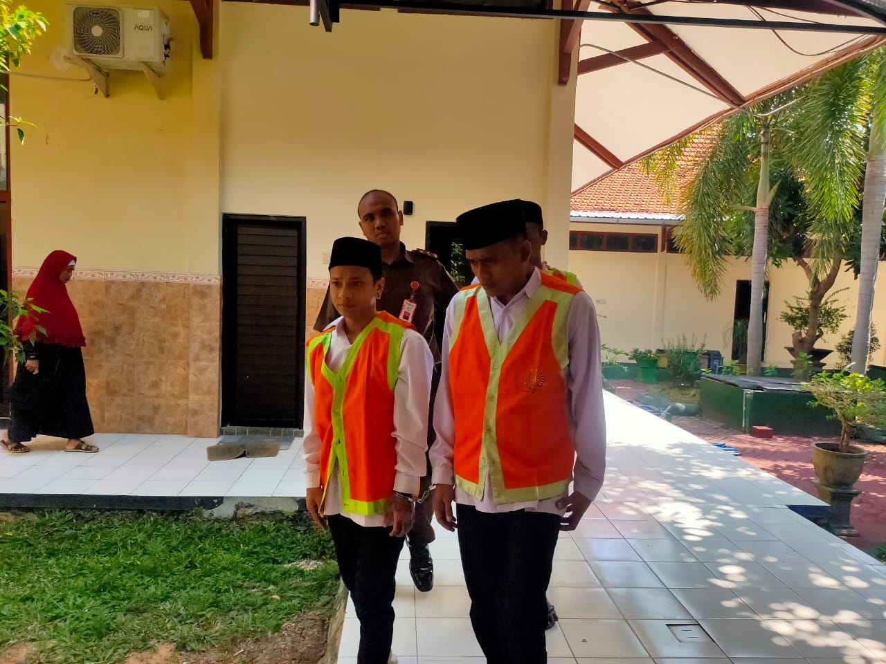 Dua terdakwa kepemilikan SS dan ganja menerima vonis yang dijatuhkan Majelis Hakim PN Lamongan.