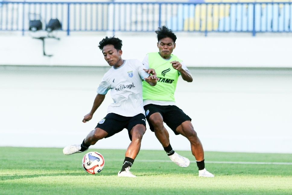Penggawa Persela memulai persiapan jelang menjamu pemuncak klasemen sementara grup timur Liga Championship, PSS Sleman.