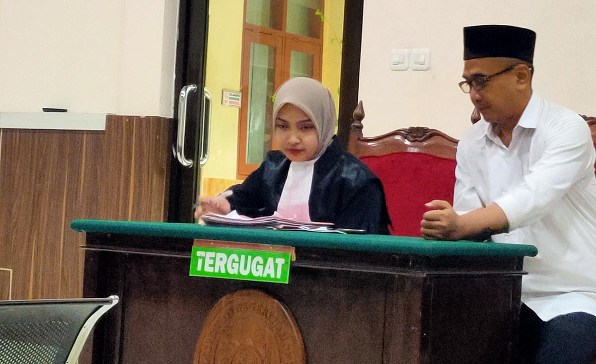 MASIH JALANI HUKUMAN: Andi Gendro Wardono bersama penasihat hukumnya. Dia divonis lima bulan karena kelalaian menyebabkan kebakaran, mengakibatkan orang meninggal dunia. (IST/RDR.LMG)