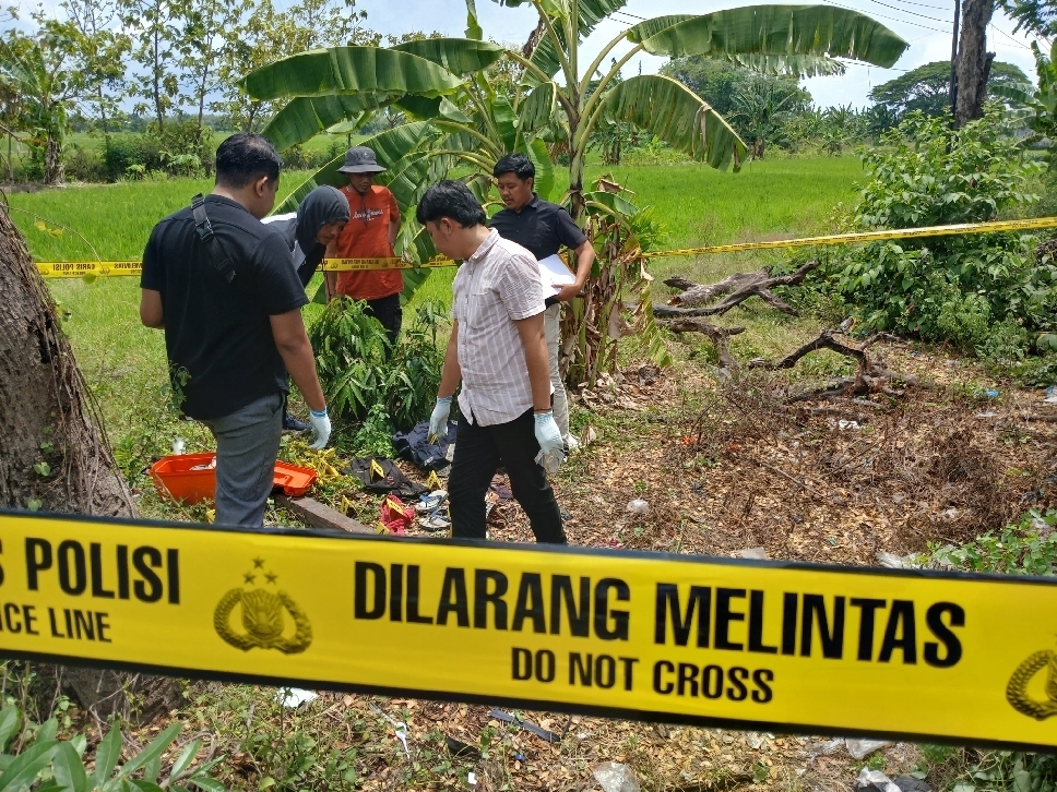 Petugas saat melakukan oleh TKP.