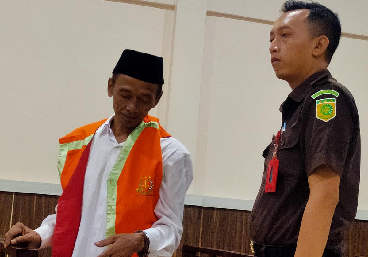 DIDAMPINGI PETUGAS: Mulasto divonis satu tahun penjara karena mengangkut jati ilegal. (IST/RDR.LMG)