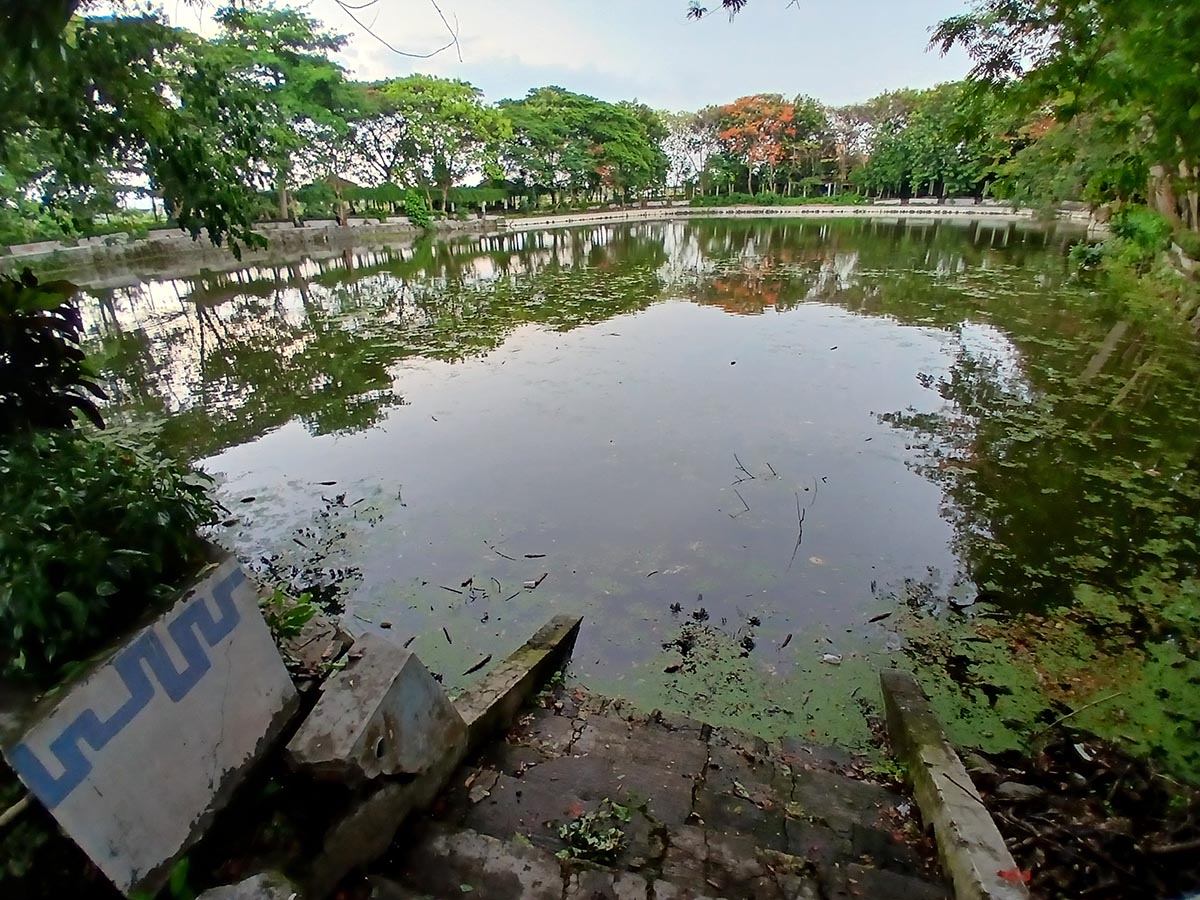 SEPI PENGUNJUNG: Telaga Bandung di Kecamatan Lamongan  yang masih terbatas anggarannya untuk melakukan banyak perbaikan fasilitas. (ANJAR DWI PRADIPTA/RDR.LMG)