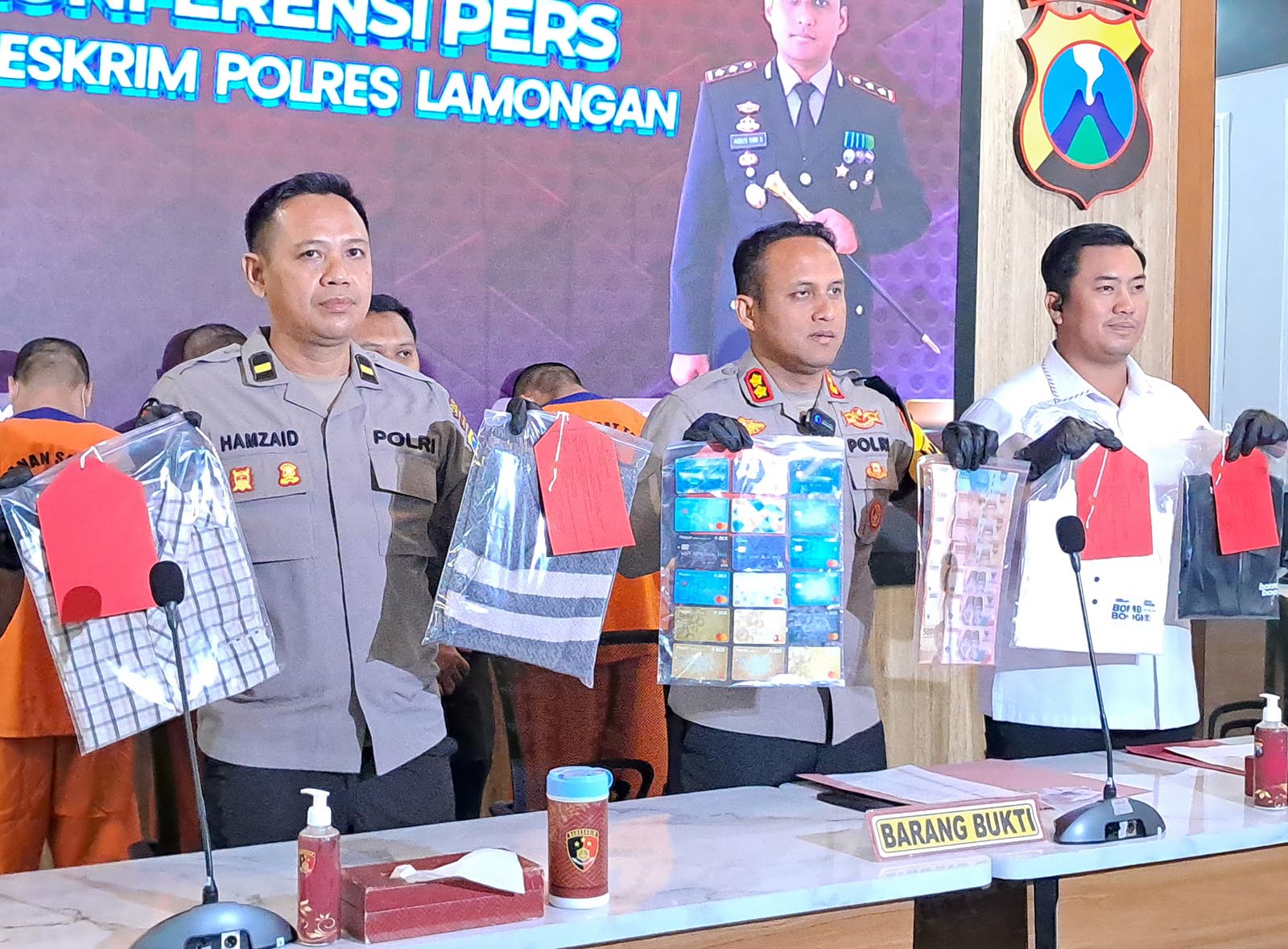 DIAMANKAN: Jajaran Polres Lamongan menunjukkan barang bukti dari aksi kejahatan empat anggota komplotan dari Lampung yang menjadi sindikat pembobolan ATM. (GAMAL A/RDR.LMG)